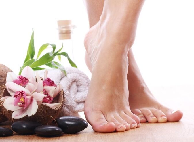 pés saudáveis ​​após tratamento para infecção fúngica